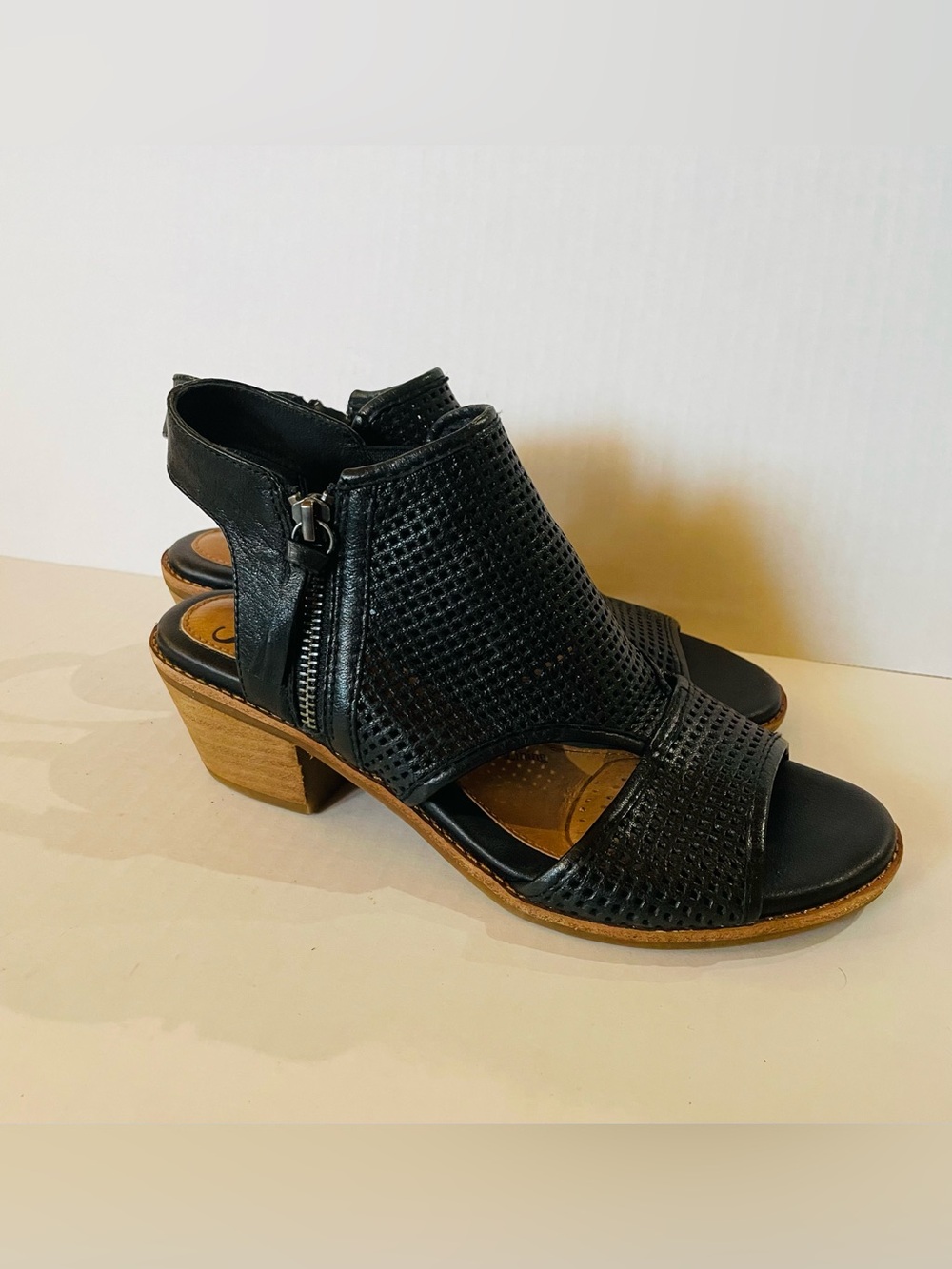 Women’s Sofft Black Leather Strappy Ankle Strap Sandals Shoes Zip Closure US 7